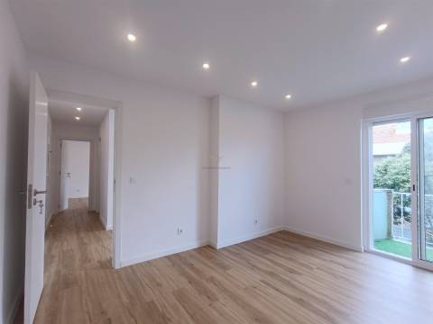 Apartamento T2 remodelado Damaia de Cima