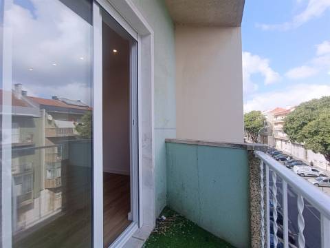 Apartamento T2 remodelado Damaia de Cima