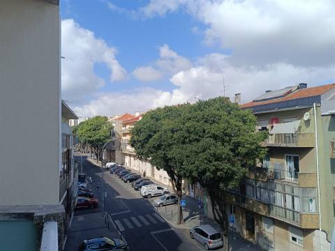 Apartamento T2 remodelado Damaia de Cima