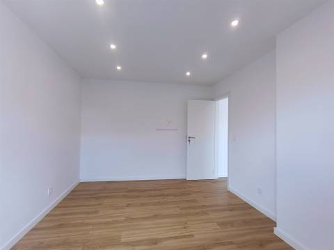 Apartamento T2 remodelado Damaia de Cima
