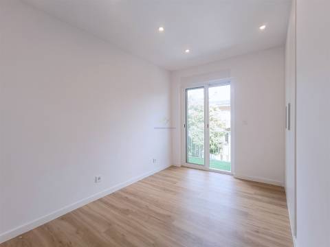 Apartamento T2 remodelado Damaia de Cima