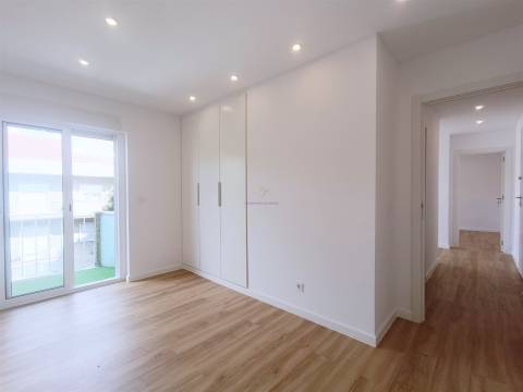 Apartamento T2 remodelado Damaia de Cima