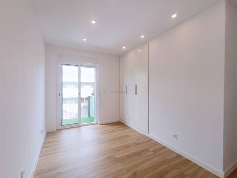 Apartamento T2 remodelado Damaia de Cima