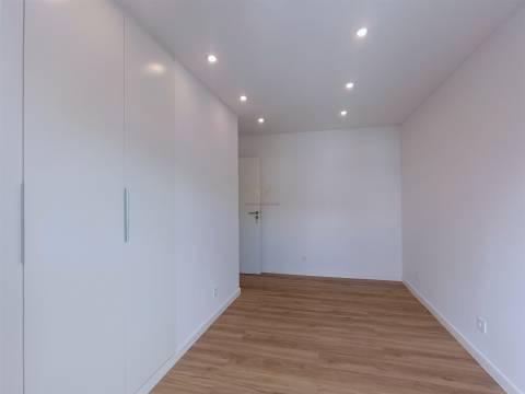 Apartamento T2 remodelado Damaia de Cima