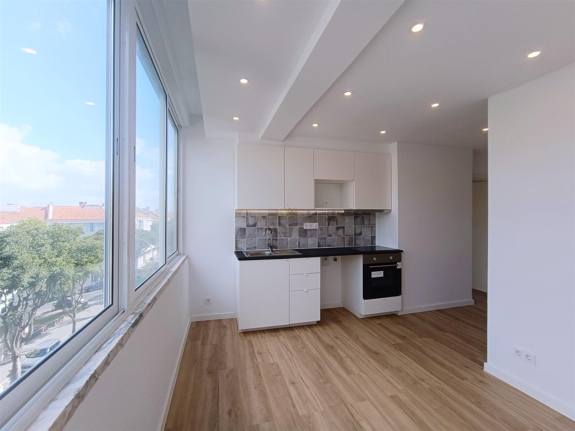 Apartamento T2 remodelado Damaia de Cima