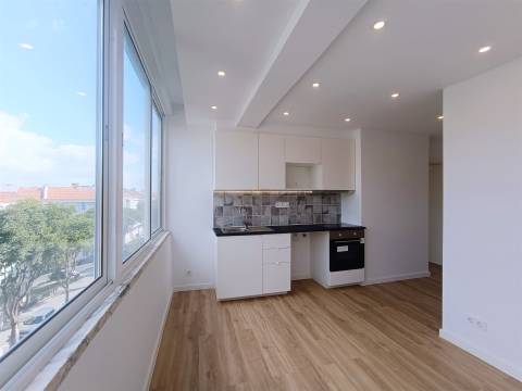 Apartamento T2 remodelado Damaia de Cima