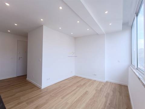 Apartamento T2 remodelado Damaia de Cima