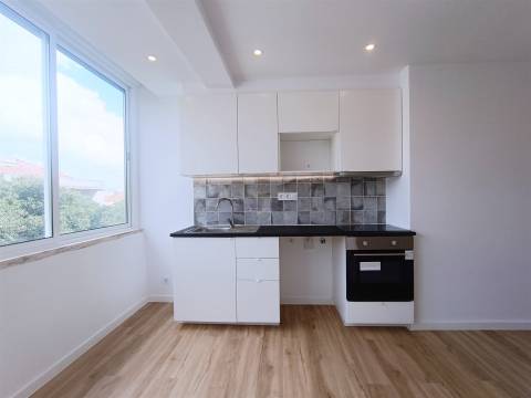 Apartamento T2 remodelado Damaia de Cima