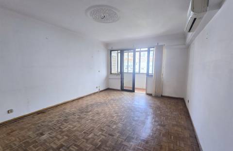 T3 com 108 m², marquise, elevador e excelente localização no Casal de São Brás
