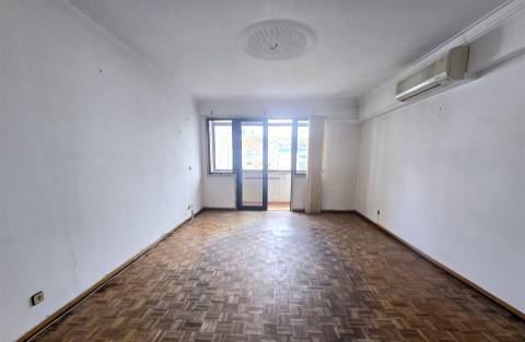 T3 com 108 m², marquise, elevador e excelente localização no Casal de São Brás