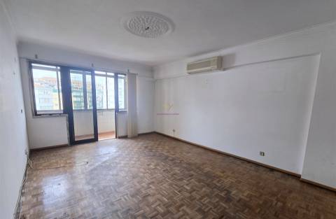 T3 com 108 m², marquise, elevador e excelente localização no Casal de São Brás