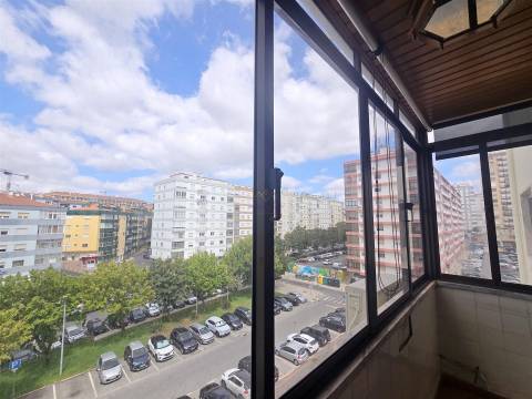 T3 com 108 m², marquise, elevador e excelente localização no Casal de São Brás