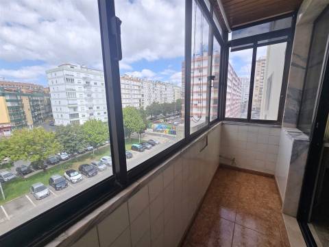 T3 com 108 m², marquise, elevador e excelente localização no Casal de São Brás