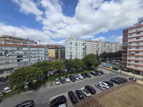T3 com 108 m², marquise, elevador e excelente localização no Casal de São Brás