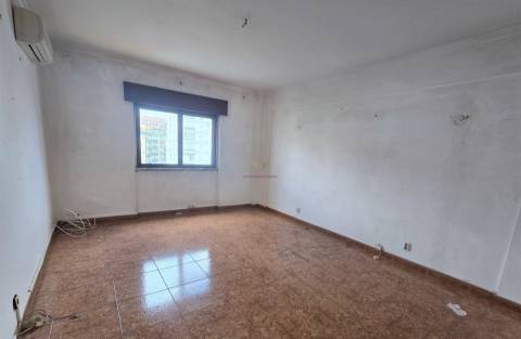 T3 com 108 m², marquise, elevador e excelente localização no Casal de São Brás