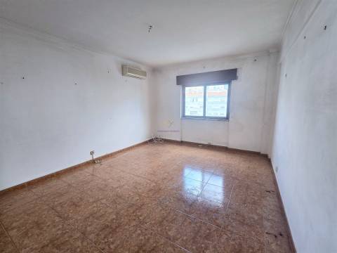 T3 com 108 m², marquise, elevador e excelente localização no Casal de São Brás