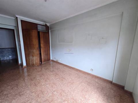 T3 com 108 m², marquise, elevador e excelente localização no Casal de São Brás
