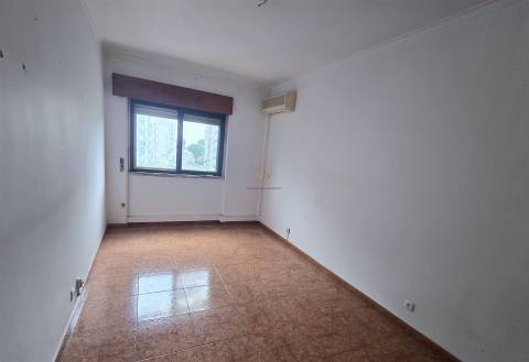 T3 com 108 m², marquise, elevador e excelente localização no Casal de São Brás
