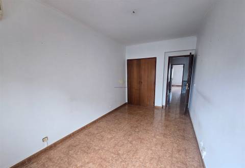 T3 com 108 m², marquise, elevador e excelente localização no Casal de São Brás