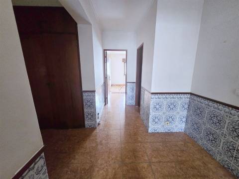 T3 com 108 m², marquise, elevador e excelente localização no Casal de São Brás