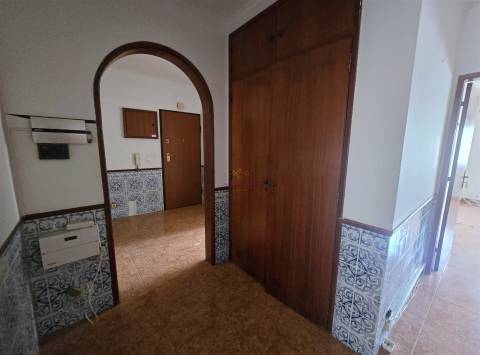 T3 com 108 m², marquise, elevador e excelente localização no Casal de São Brás