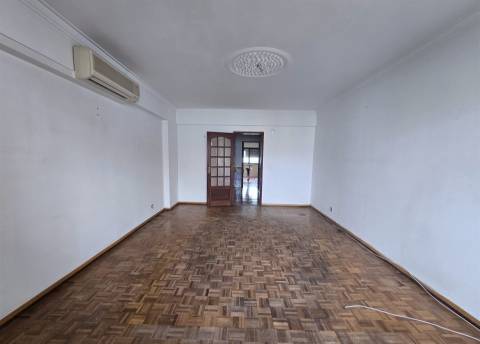 T3 com 108 m², marquise, elevador e excelente localização no Casal de São Brás