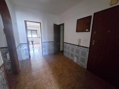 T3 com 108 m², marquise, elevador e excelente localização no Casal de São Brás