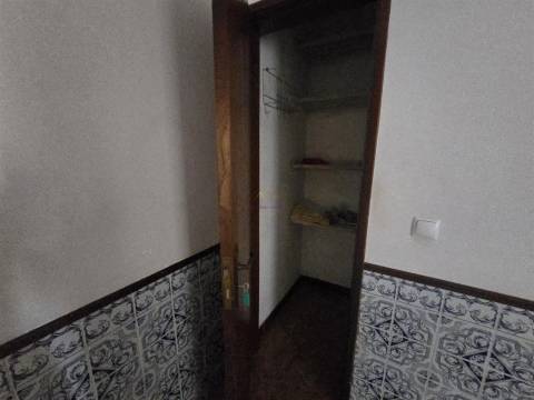 T3 com 108 m², marquise, elevador e excelente localização no Casal de São Brás