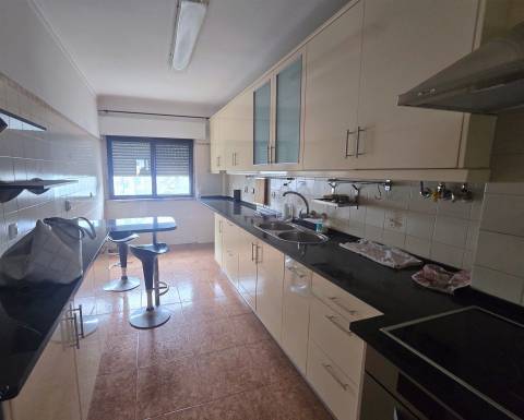 T3 com 108 m², marquise, elevador e excelente localização no Casal de São Brás