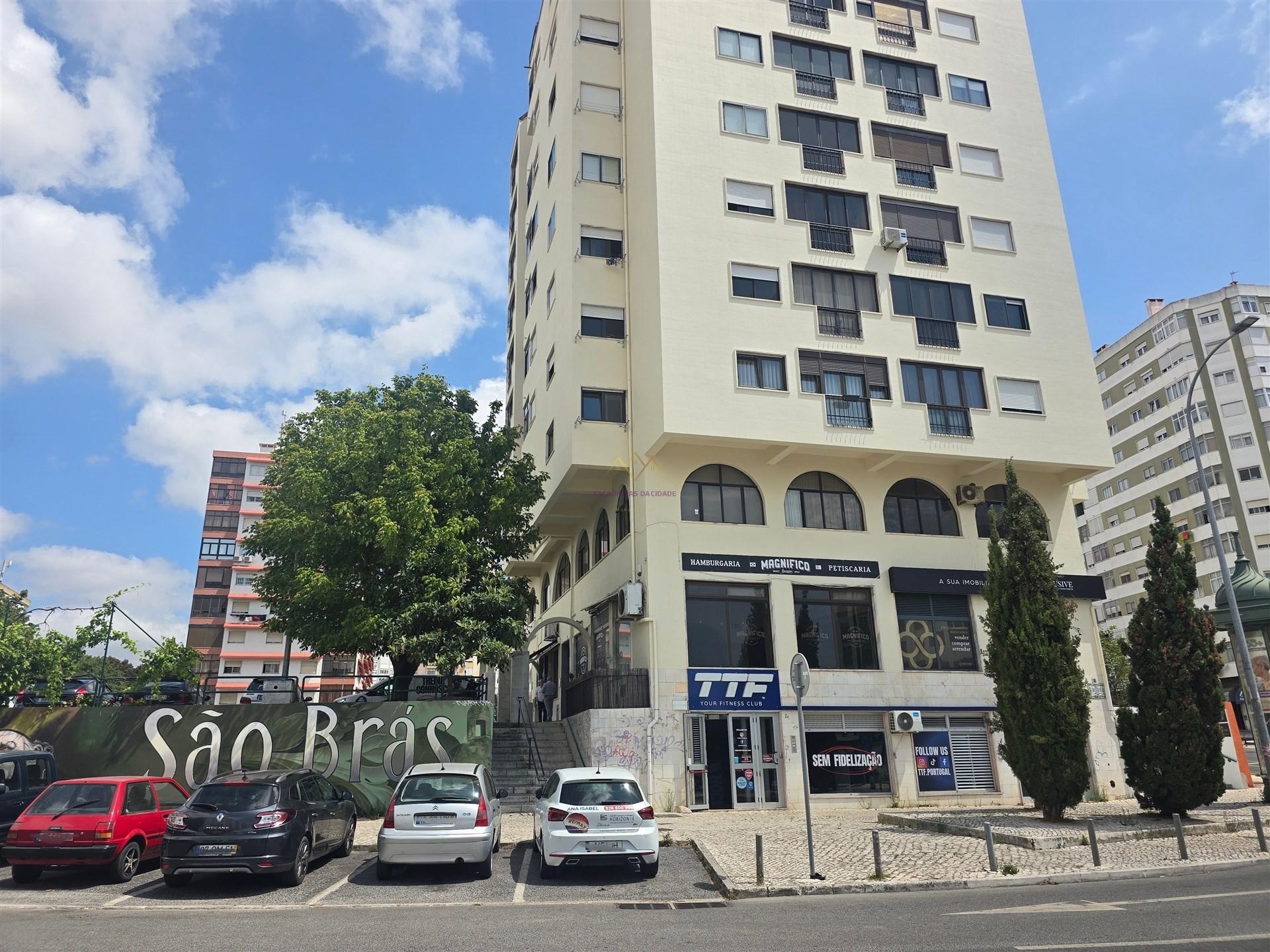 T3 com 108 m², marquise, elevador e excelente localização no Casal de São Brás