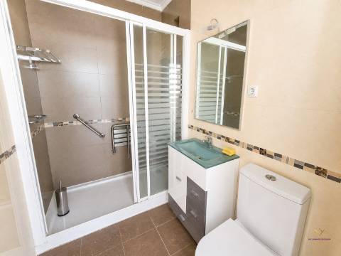 T3 com 108 m², marquise, elevador e excelente localização no Casal de São Brás