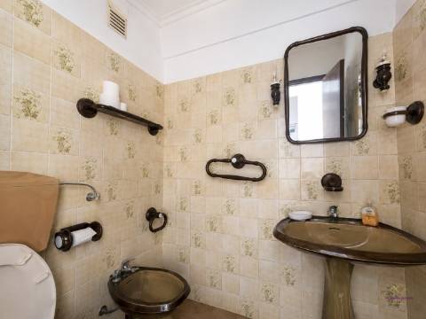 T3 com 108 m², marquise, elevador e excelente localização no Casal de São Brás