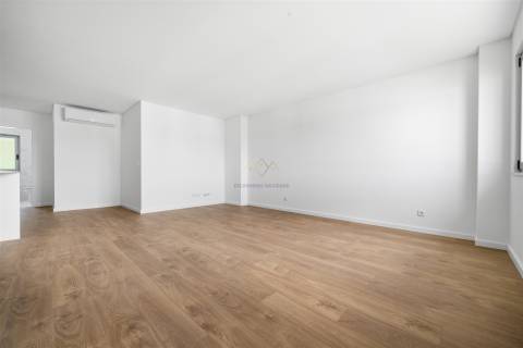 Apartamento T2 com 1 lugar de estacionamento, na Apelação, Loures
