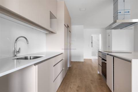 Apartamento T2 com 1 lugar de estacionamento, na Apelação, Loures