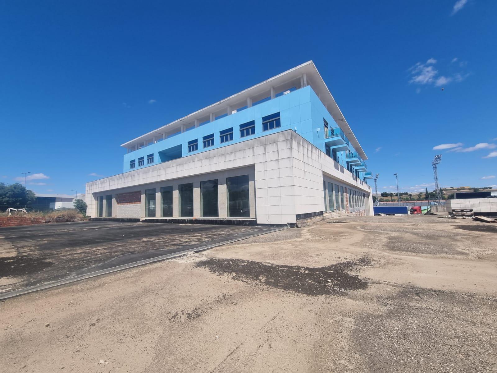 Terreno com prédio por concluir (edifício de habitação e comércio)