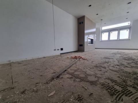 Terreno com prédio por concluir (edifício de habitação e comércio)