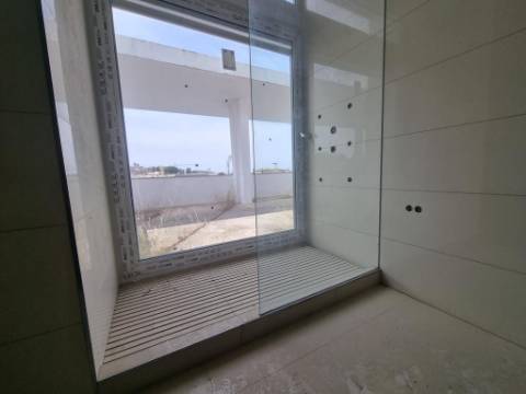 Terreno com prédio por concluir (edifício de habitação e comércio)