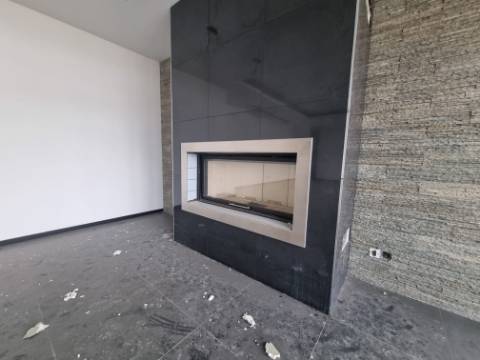 Terreno com prédio por concluir (edifício de habitação e comércio)