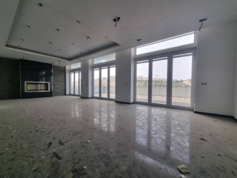 Terreno com prédio por concluir (edifício de habitação e comércio)