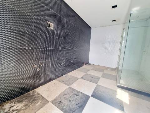 Terreno com prédio por concluir (edifício de habitação e comércio)