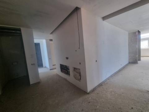 Terreno com prédio por concluir (edifício de habitação e comércio)