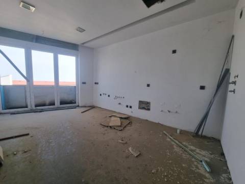 Terreno com prédio por concluir (edifício de habitação e comércio)