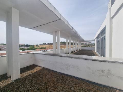 Terreno com prédio por concluir (edifício de habitação e comércio)