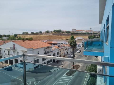 Terreno com prédio por concluir (edifício de habitação e comércio)