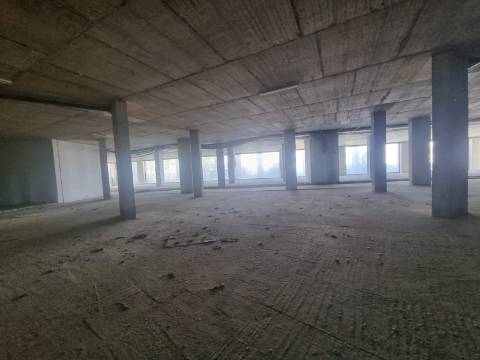 Terreno com prédio por concluir (edifício de habitação e comércio)