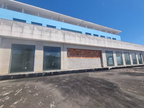 Terreno com prédio por concluir (edifício de habitação e comércio)