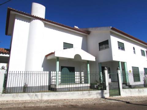 Moradia T4+1 com logradouro