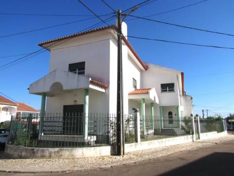 Moradia T4+1 com logradouro