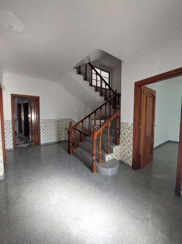 Moradia T4+1 com logradouro