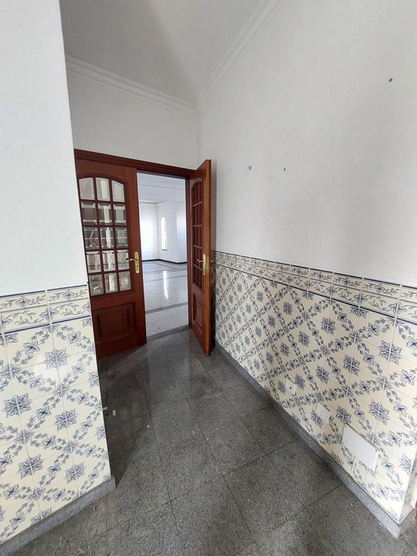 Moradia T4+1 com logradouro